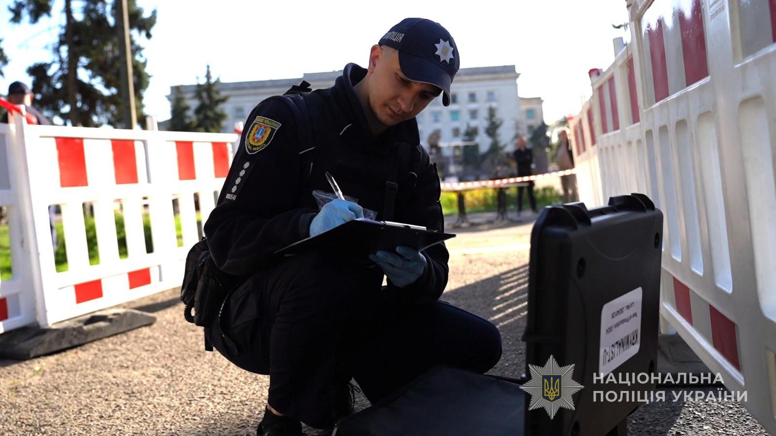 В Одессе на Куликовом поле мужчина набросился с ножами на правоохранителей