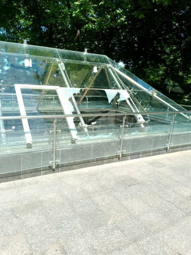 Неизвестные разбили стекло саркофага на Приморском бульваре в Одессе (фото)
