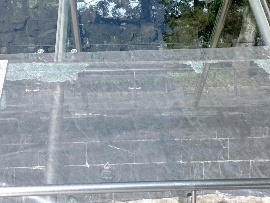 Неизвестные разбили стекло саркофага на Приморском бульваре в Одессе (фото)