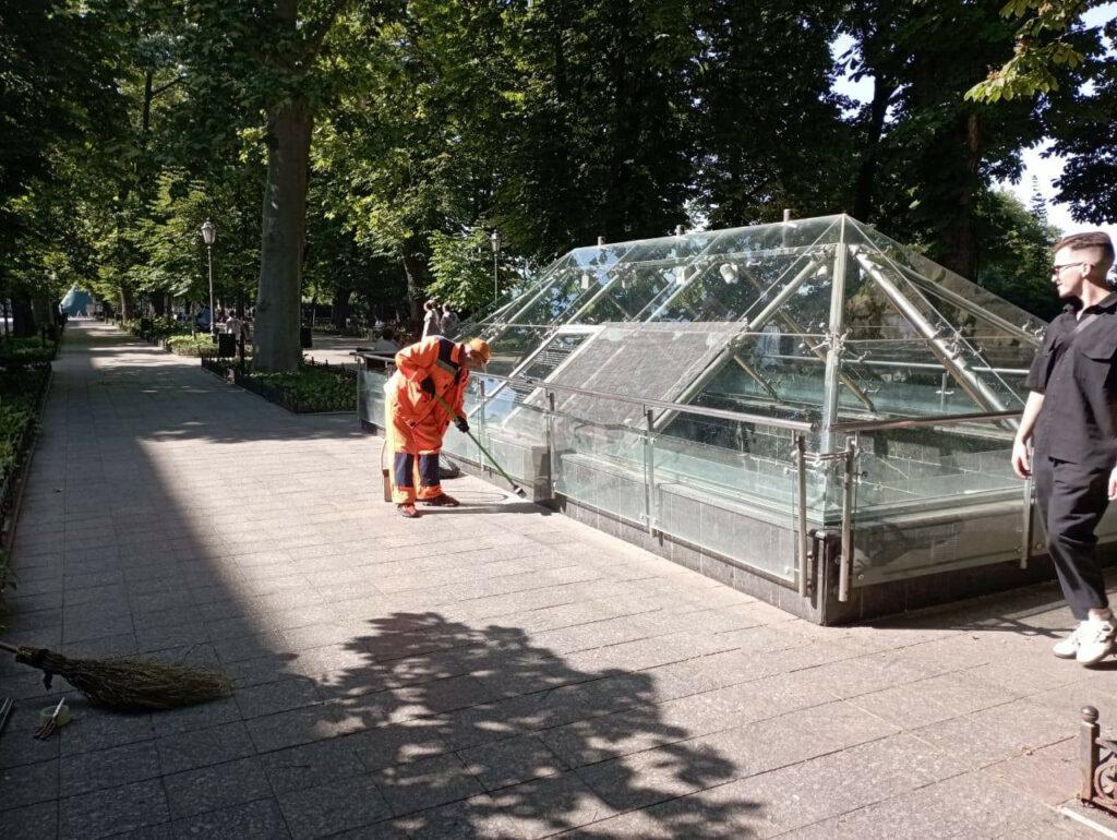 Неизвестные разбили стекло саркофага на Приморском бульваре в Одессе (фото)
