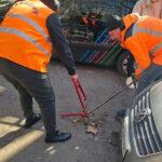 В Одессе демонтируют незаконно установленные юнипаркеры (фото)