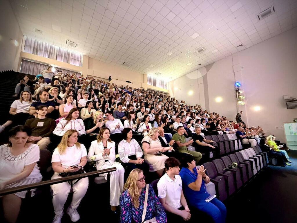 Найкращим випускникам одеських шкіл вручили нагороди (фото)