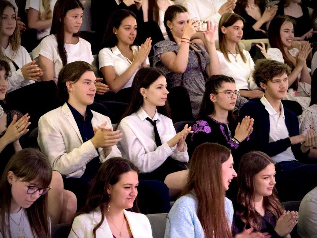 Найкращим випускникам одеських шкіл вручили нагороди (фото)