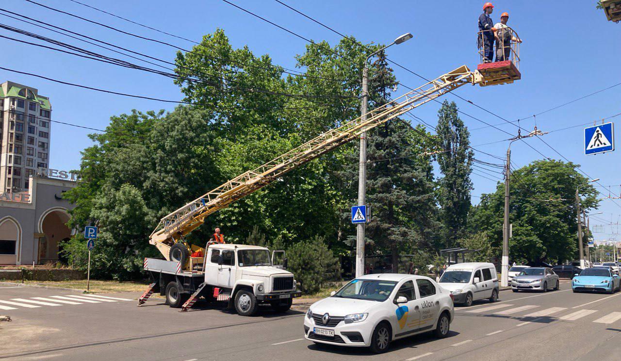 В Одессе на Генуэзской устанавливают новые светофоры