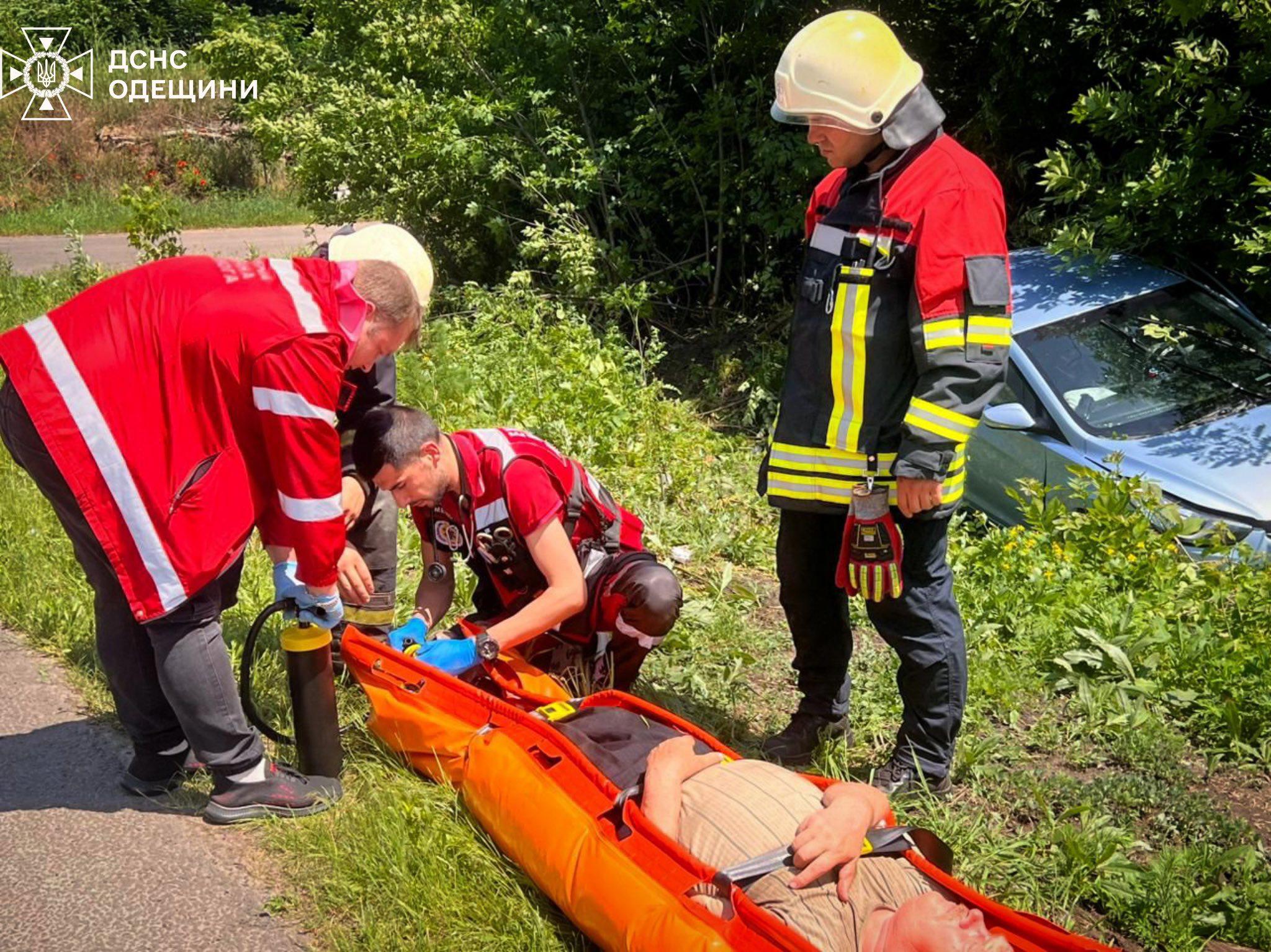 На Одещині автомобіль з’їхав у кювет: водій отримав травми (фото)