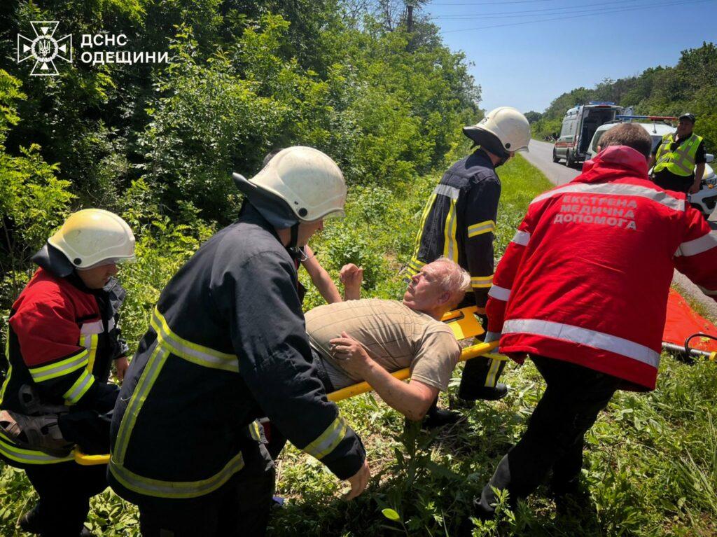 На Одещині автомобіль з’їхав у кювет: водій отримав травми (фото)