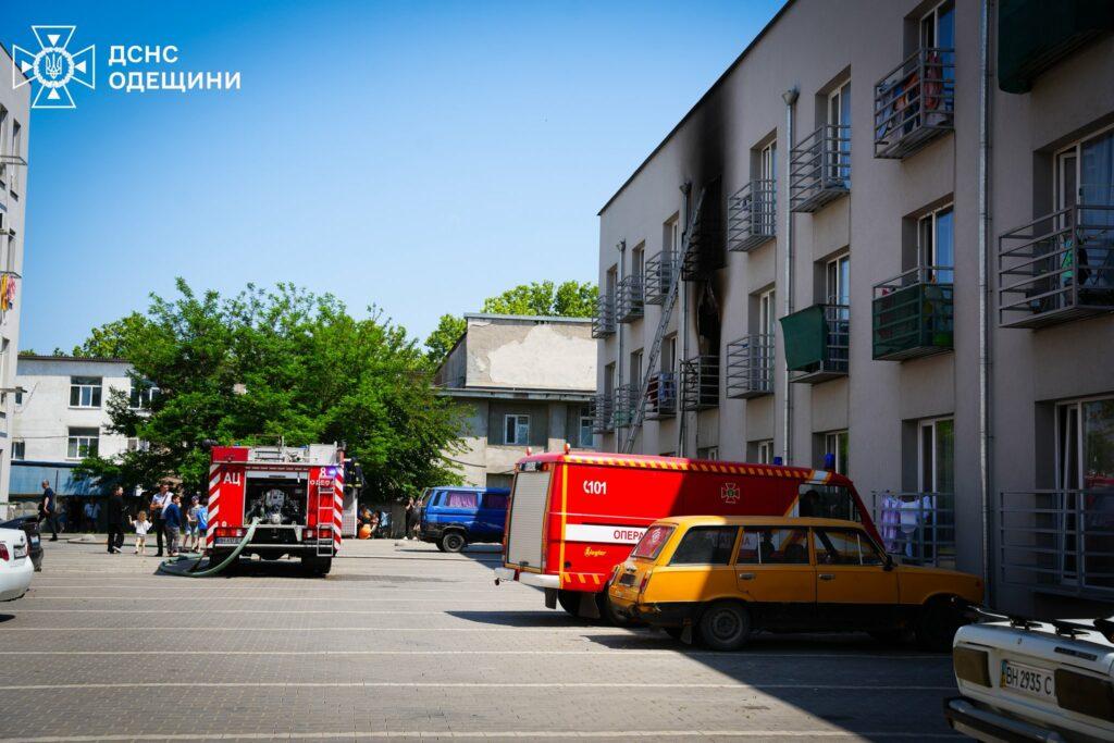 В Одесі гасили пожежу в багатоквартирному будинку: врятовані люди та тварини