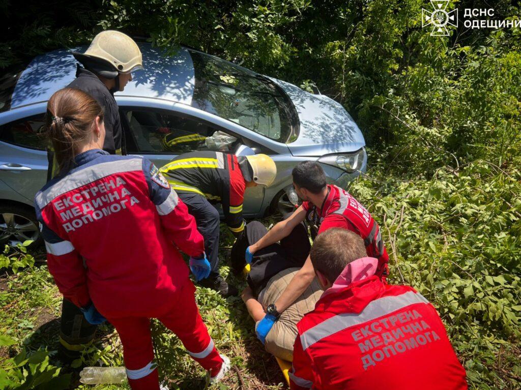 На Одещині автомобіль з’їхав у кювет: водій отримав травми (фото)