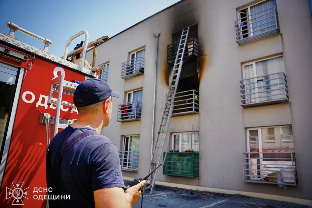 В Одесі гасили пожежу в багатоквартирному будинку: врятовані люди та тварини