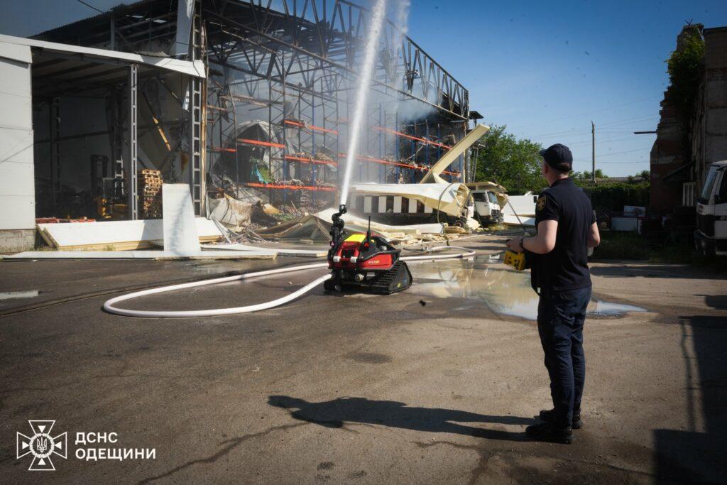 Робот помогает одесским спасателям ликвидировать последствия вражеской атаки (фото)