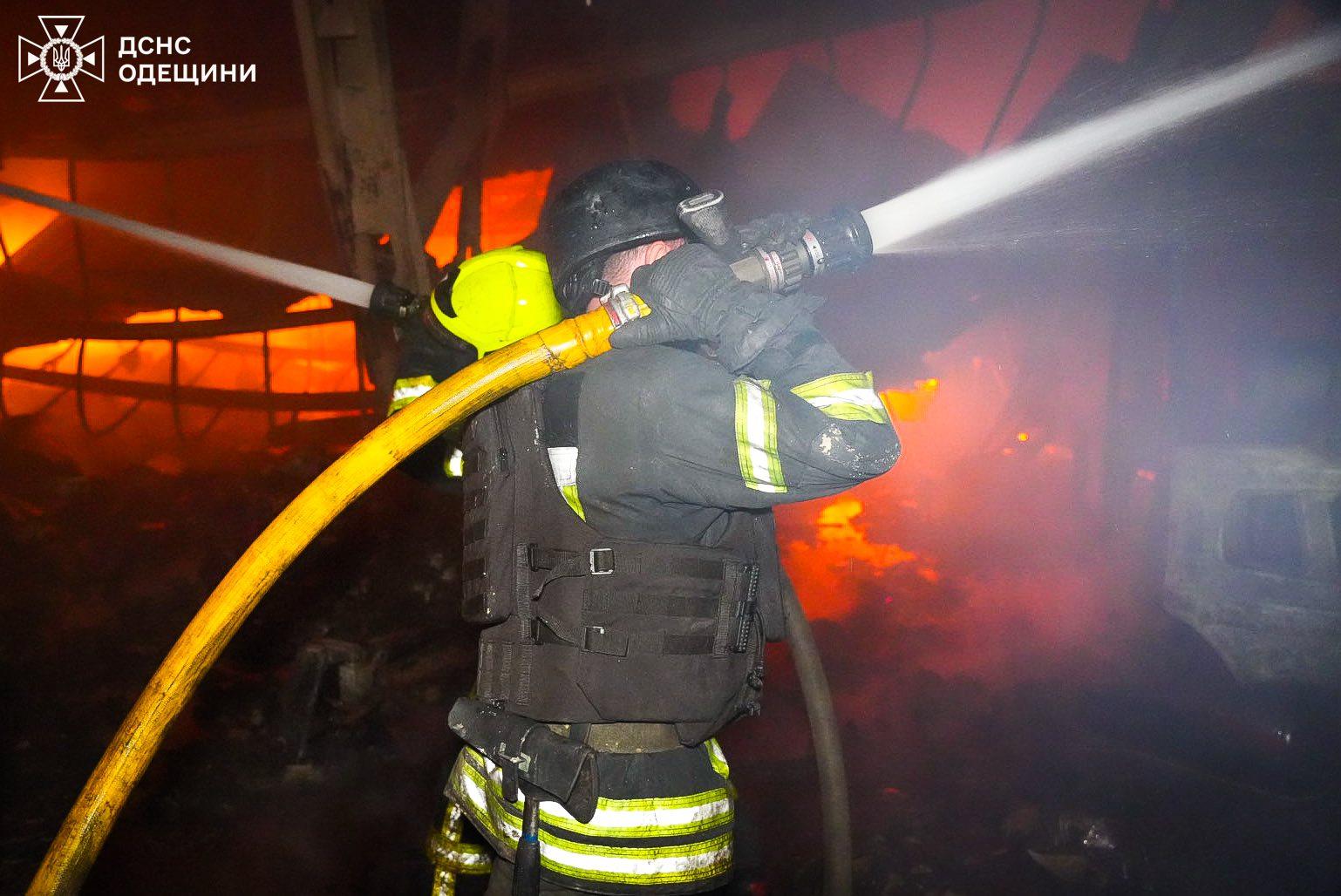 Одеські рятувальники показали ліквідацію наслідків російської атаки (фото, відео)