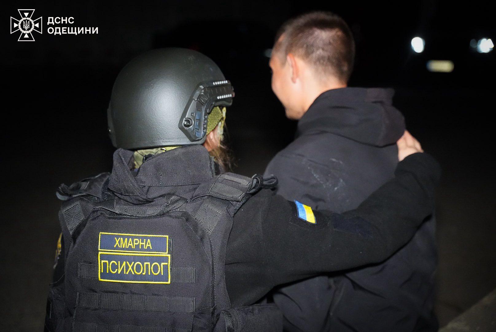 Одеські рятувальники показали ліквідацію наслідків російської атаки (фото, відео)