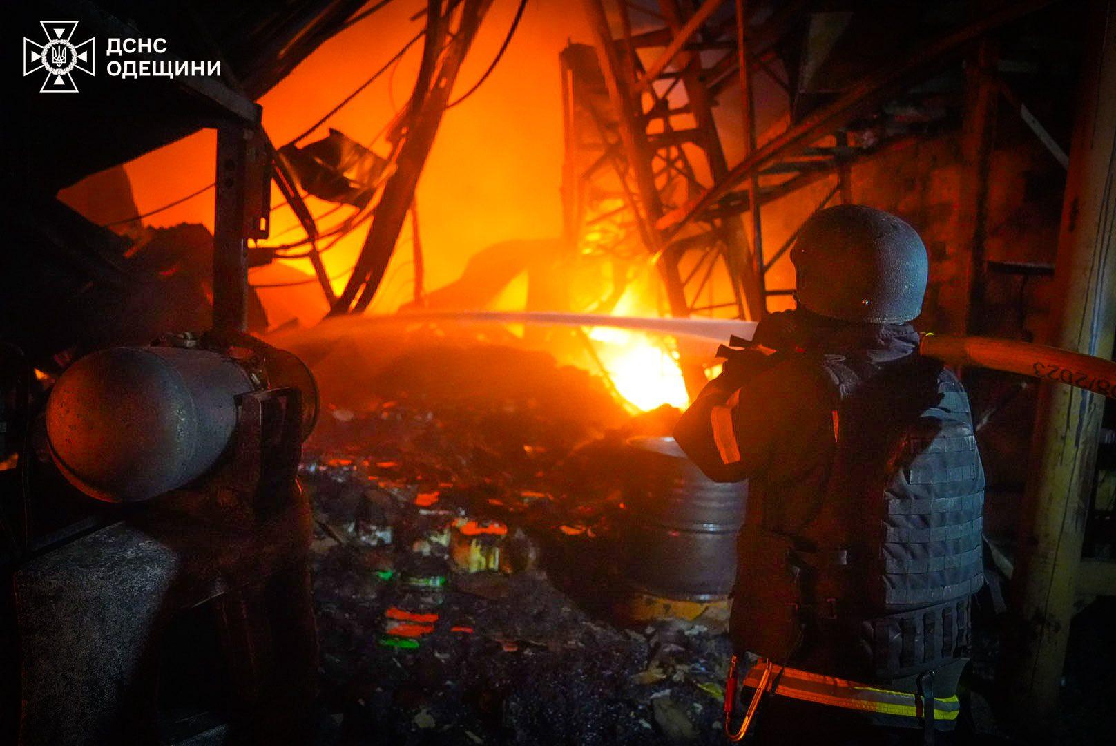 Одеські рятувальники показали ліквідацію наслідків російської атаки (фото, відео)