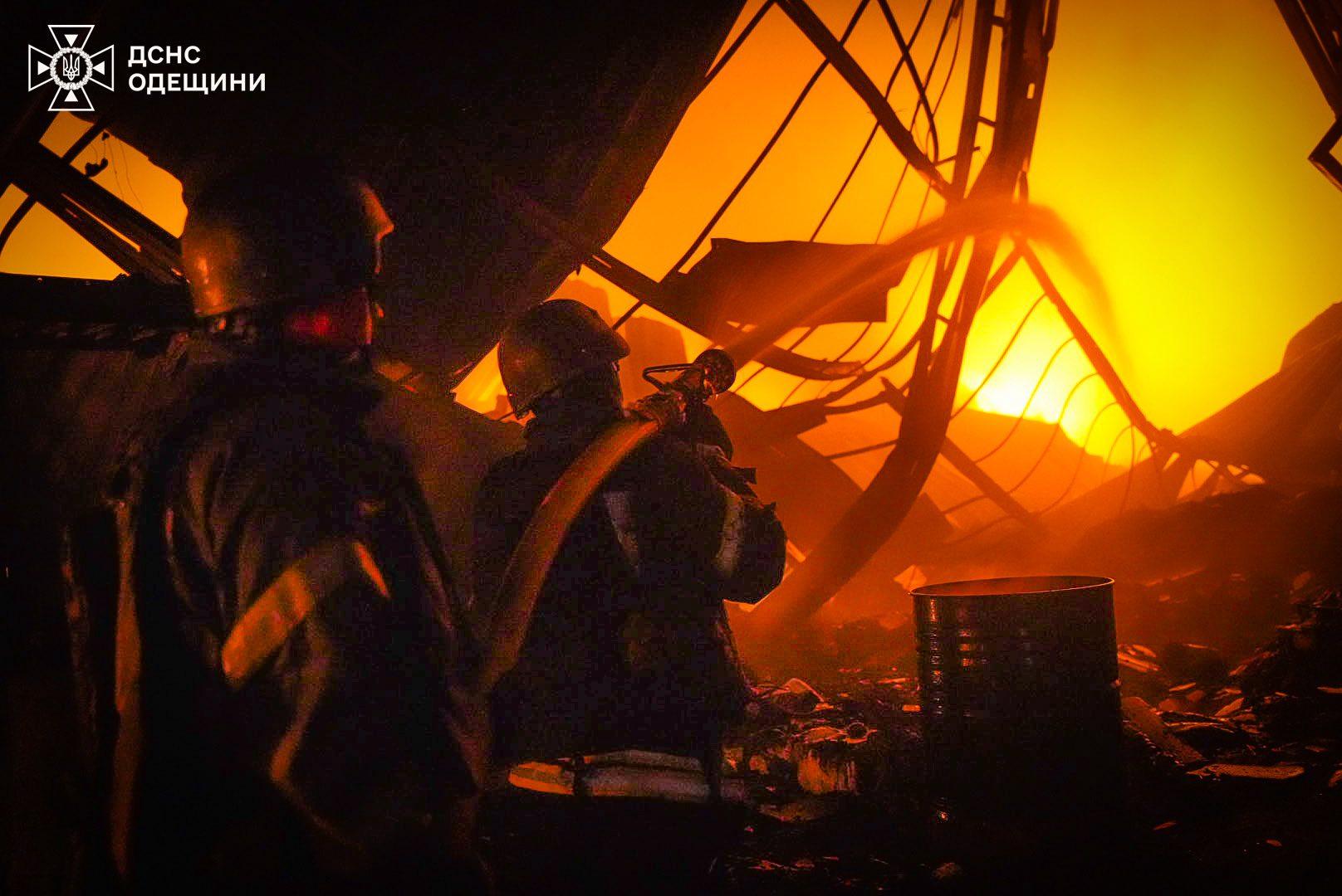 Одеські рятувальники показали ліквідацію наслідків російської атаки (фото, відео)