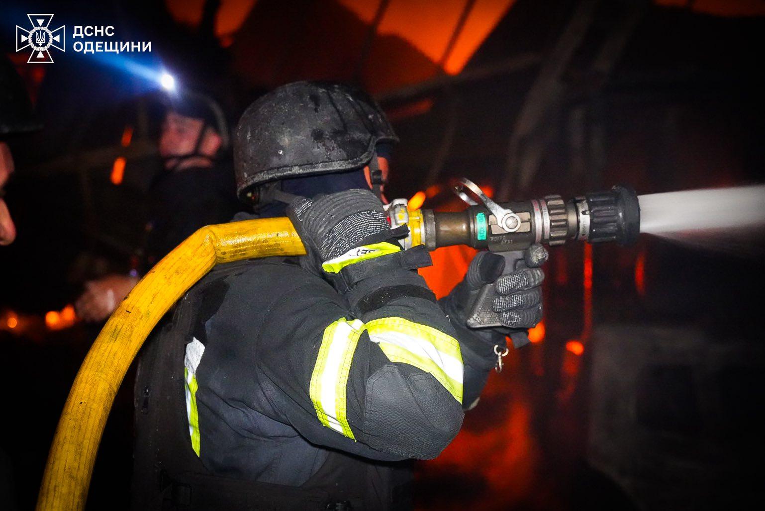 Одеські рятувальники показали ліквідацію наслідків російської атаки (фото, відео)
