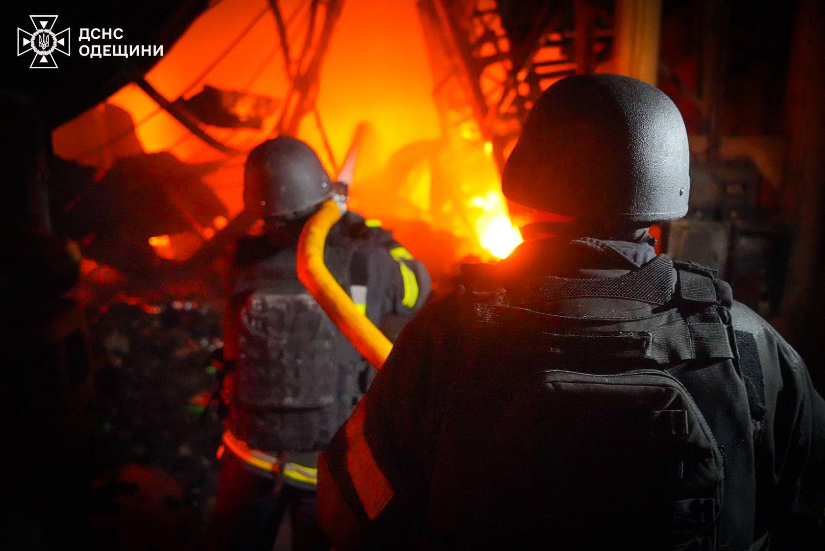 Одеські рятувальники показали ліквідацію наслідків російської атаки (фото, відео)
