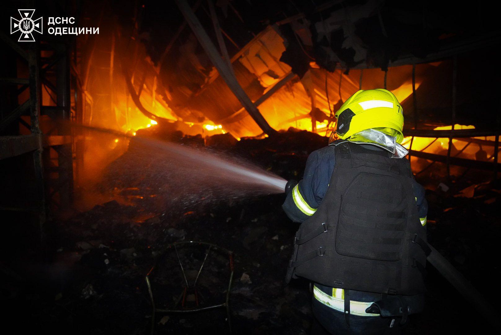 Одеські рятувальники показали ліквідацію наслідків російської атаки (фото, відео)