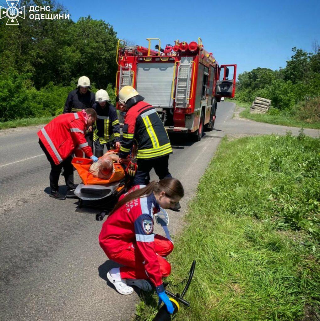 На Одещині автомобіль з’їхав у кювет: водій отримав травми (фото)