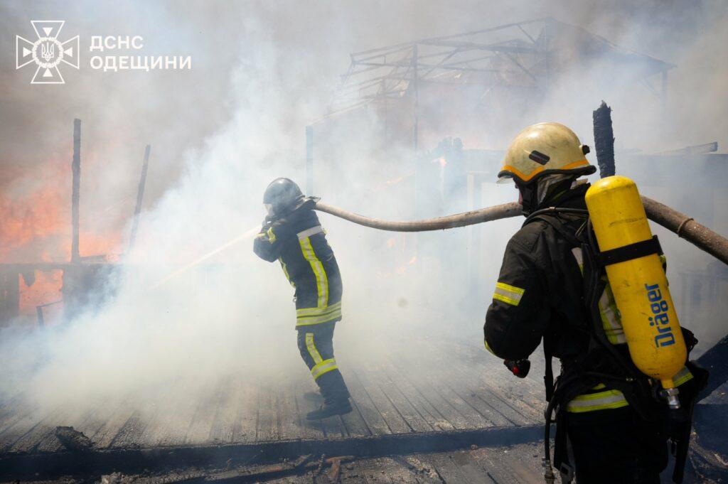 Тридцять вогнеборців гасили пожежу на березі Чорного моря в Одесі: вогонь охопив ресторан