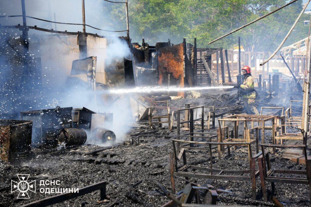 Тридцять вогнеборців гасили пожежу на березі Чорного моря в Одесі: вогонь охопив ресторан