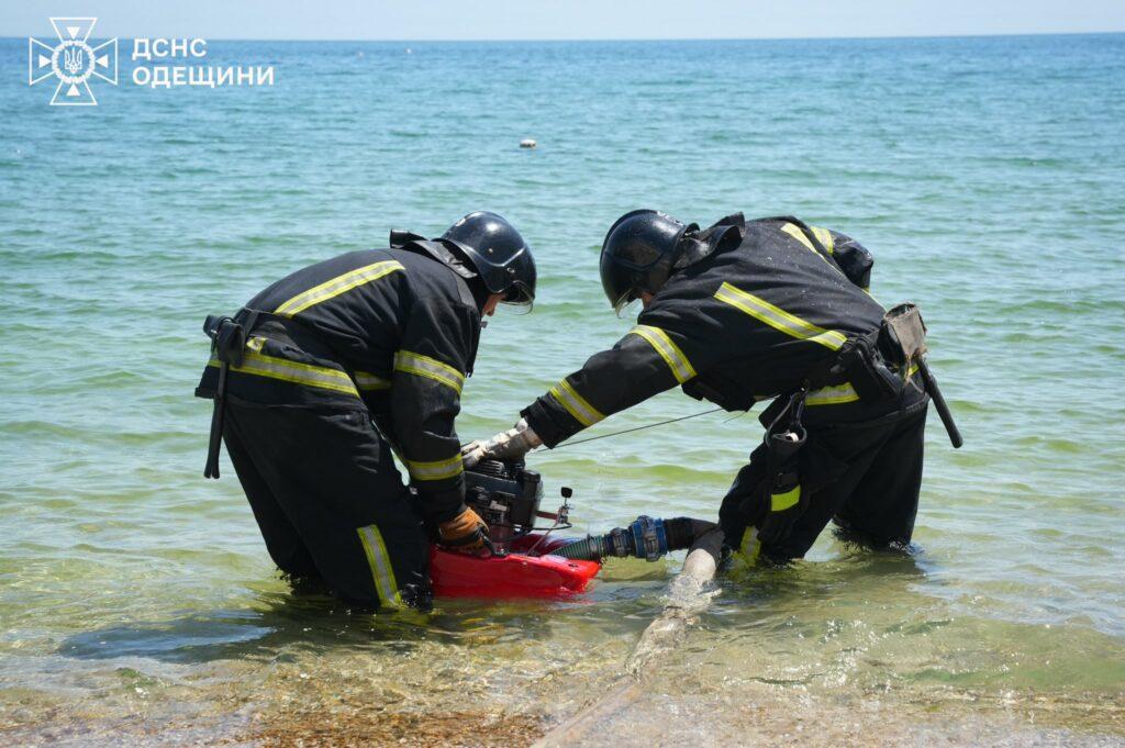 Тридцять вогнеборців гасили пожежу на березі Чорного моря в Одесі: вогонь охопив ресторан