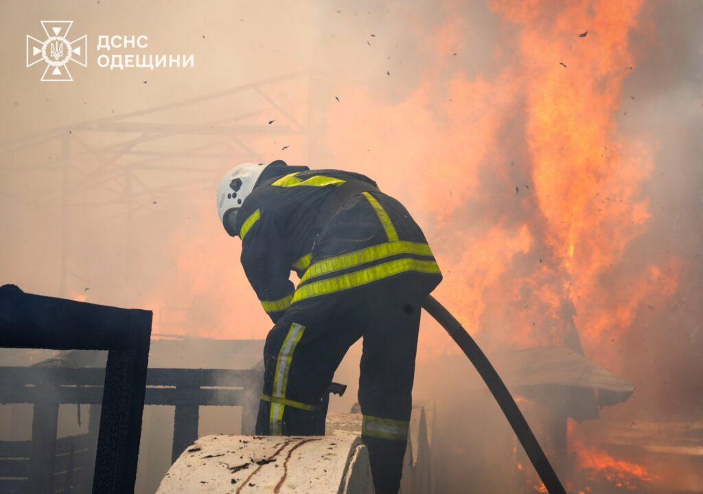 Тридцять вогнеборців гасили пожежу на березі Чорного моря в Одесі: вогонь охопив ресторан