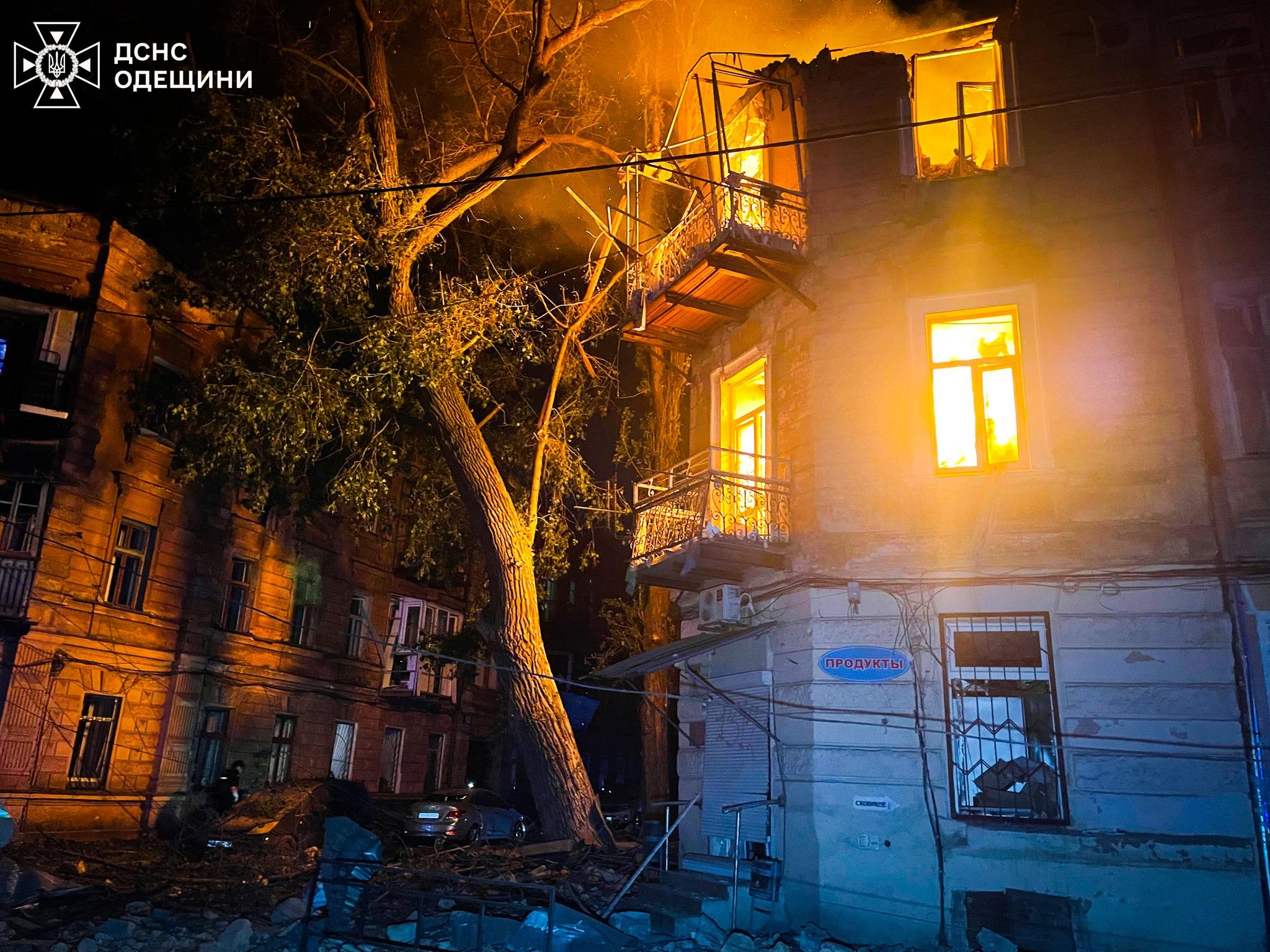 Рятувальники показали ліквідацію наслідків російської атаки по Одесі (фото, відео) Рятувальники показали ліквідацію наслідків російської атаки по Одесі (фото, відео)