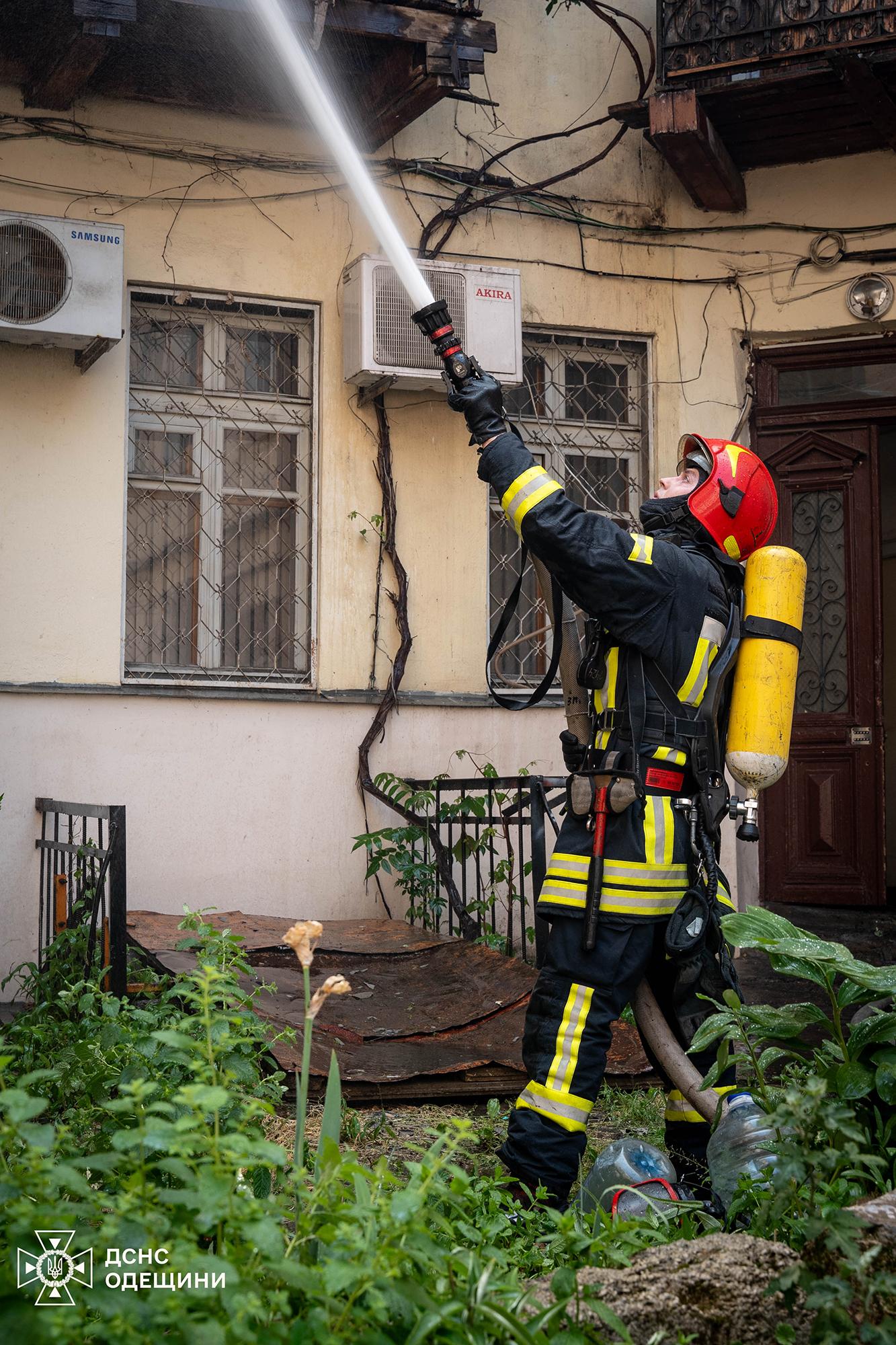 Масштабна пожежа у центрі Одеси: гідранти були заблоковані автівками, рятувальникам заважають місцеві мешканці — ДСНС (оновлено, фото, відео)