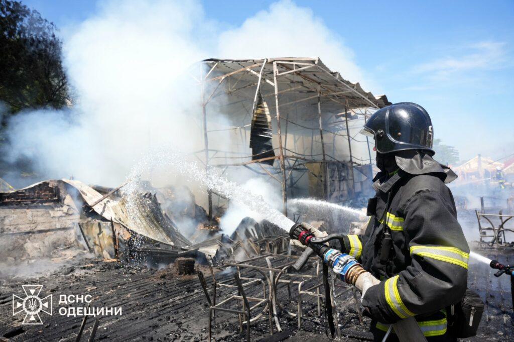 Тридцять вогнеборців гасили пожежу на березі Чорного моря в Одесі: вогонь охопив ресторан