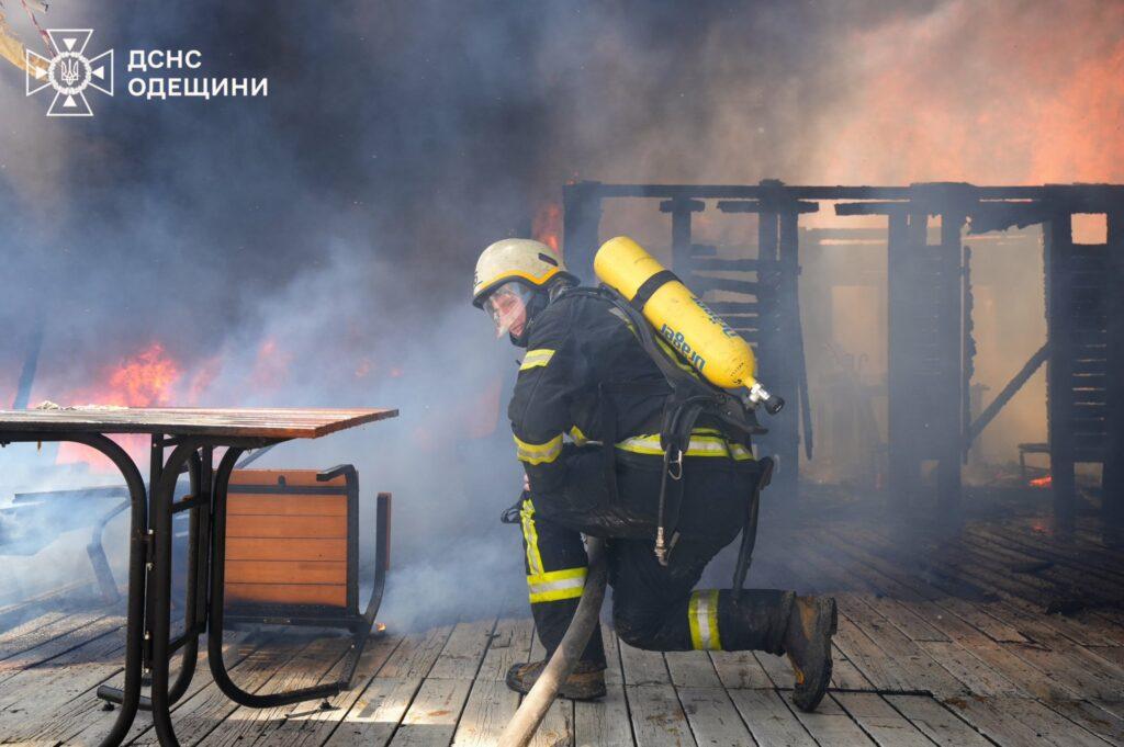 Тридцять вогнеборців гасили пожежу на березі Чорного моря в Одесі: вогонь охопив ресторан