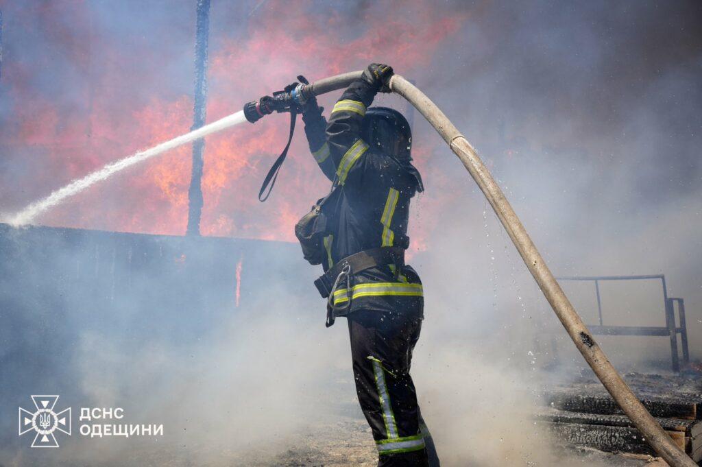 Тридцять вогнеборців гасили пожежу на березі Чорного моря в Одесі: вогонь охопив ресторан