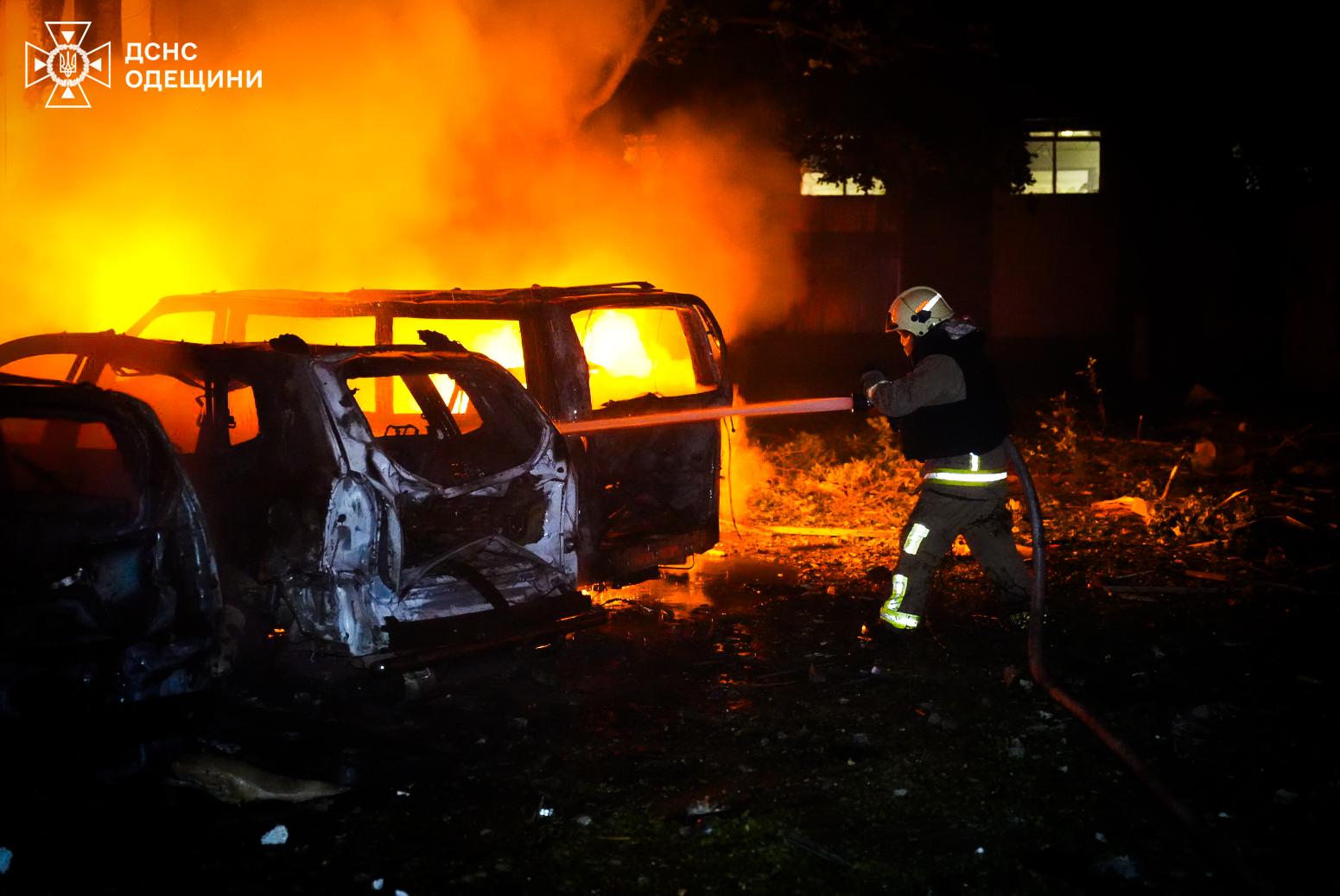 Рятувальники показали ліквідацію наслідків російської атаки по Одесі (фото, відео)