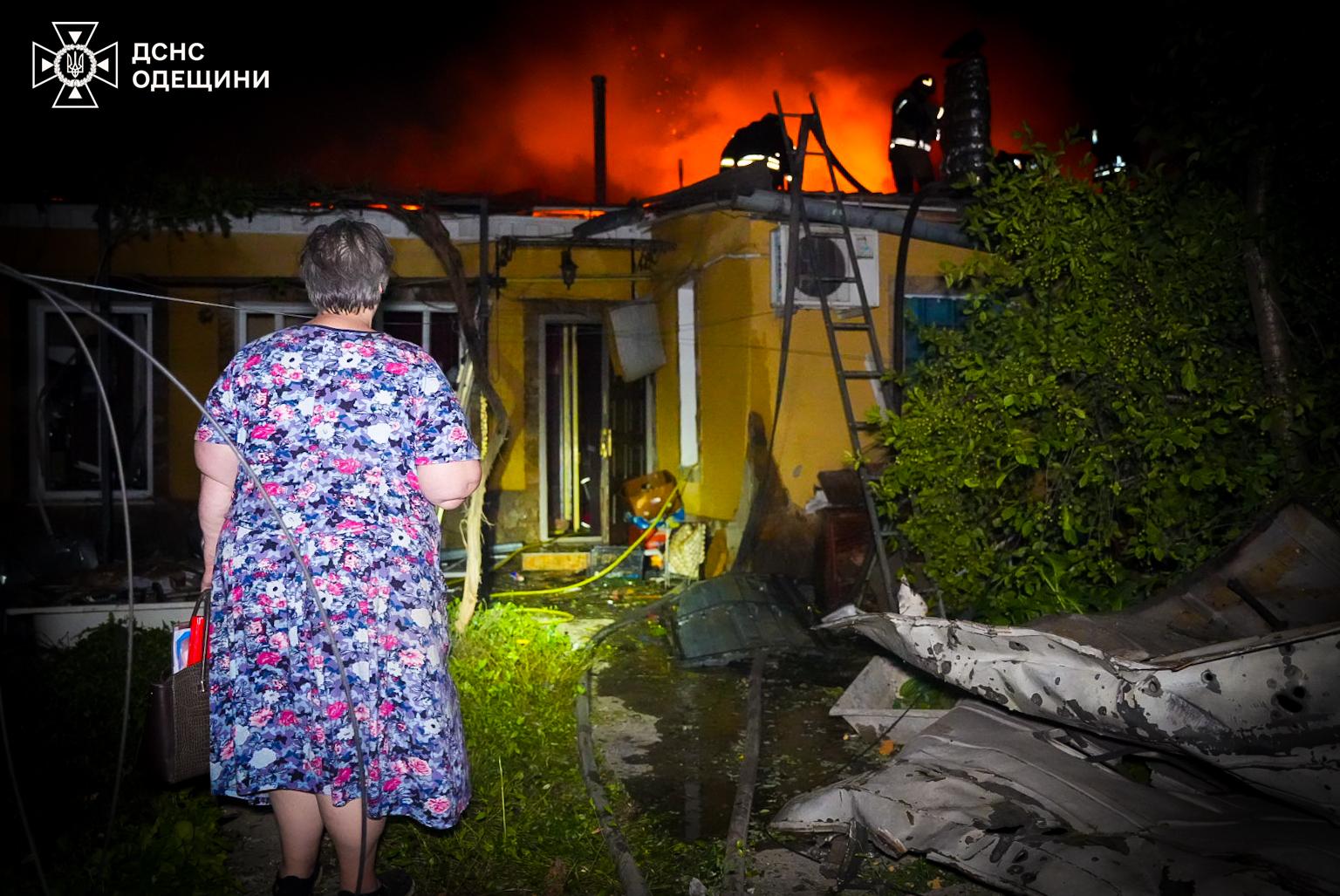 Рятувальники показали ліквідацію наслідків російської атаки по Одесі (фото, відео)