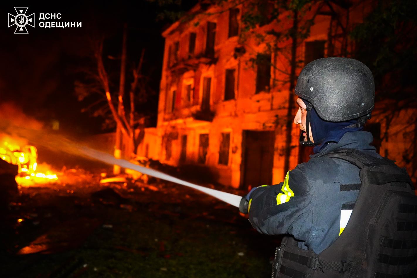 Рятувальники показали ліквідацію наслідків російської атаки по Одесі (фото, відео)