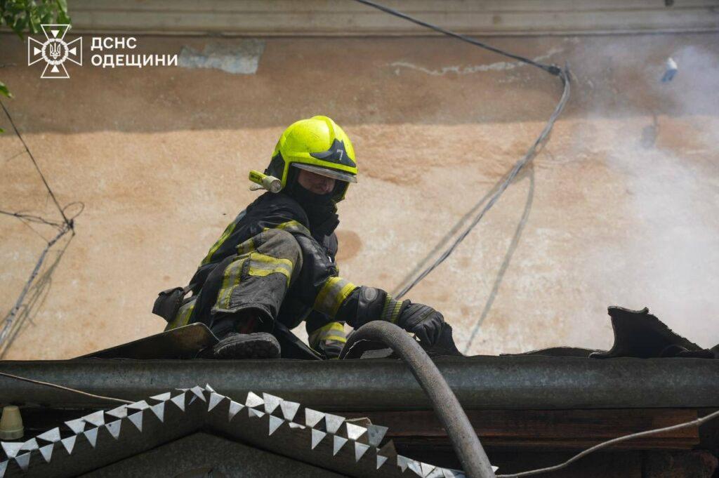 В Одесі гасили пожежу в житловому будинку: врятовано літню жінку та евакуйовано 5 людей