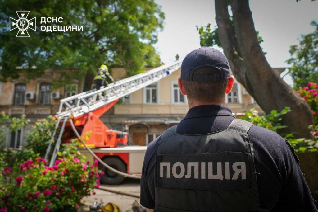 В Одесі гасили пожежу в житловому будинку: врятовано літню жінку та евакуйовано 5 людей