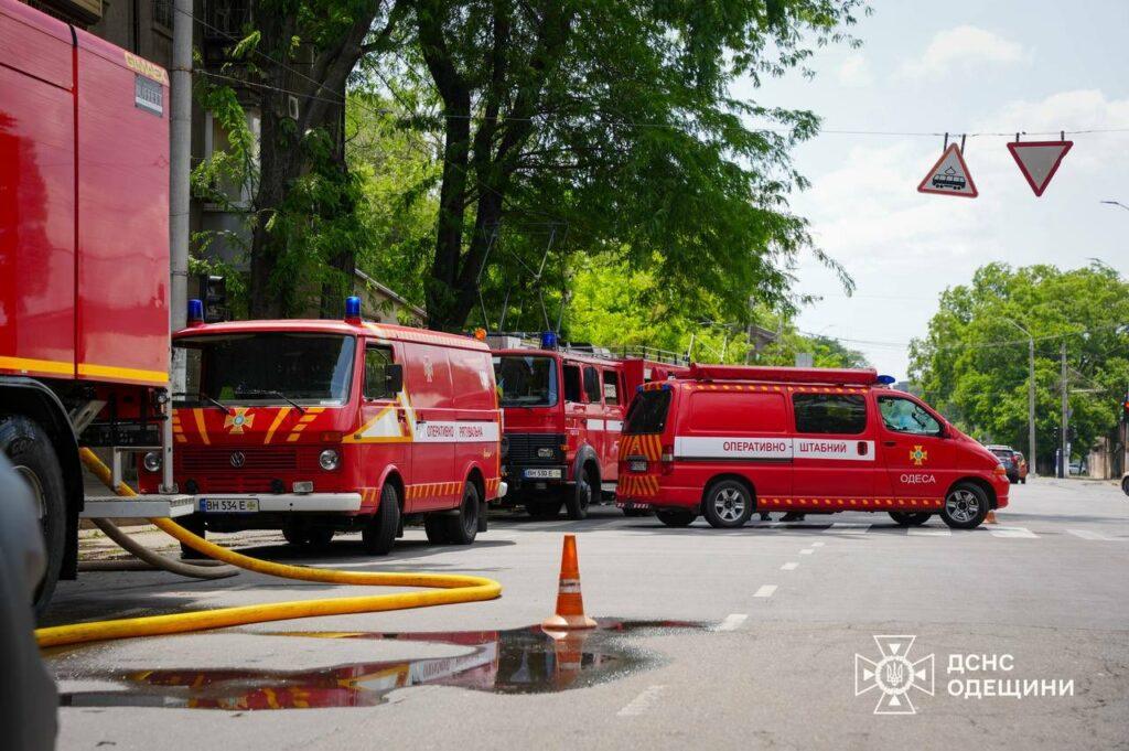 В Одесі гасили пожежу в житловому будинку: врятовано літню жінку та евакуйовано 5 людей