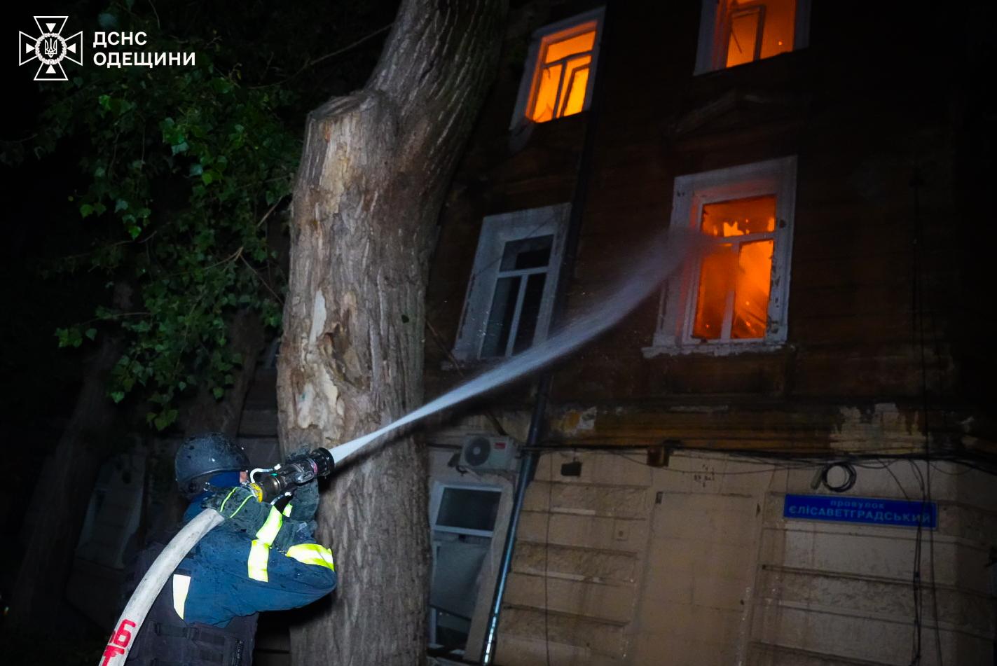 Рятувальники показали ліквідацію наслідків російської атаки по Одесі (фото, відео)