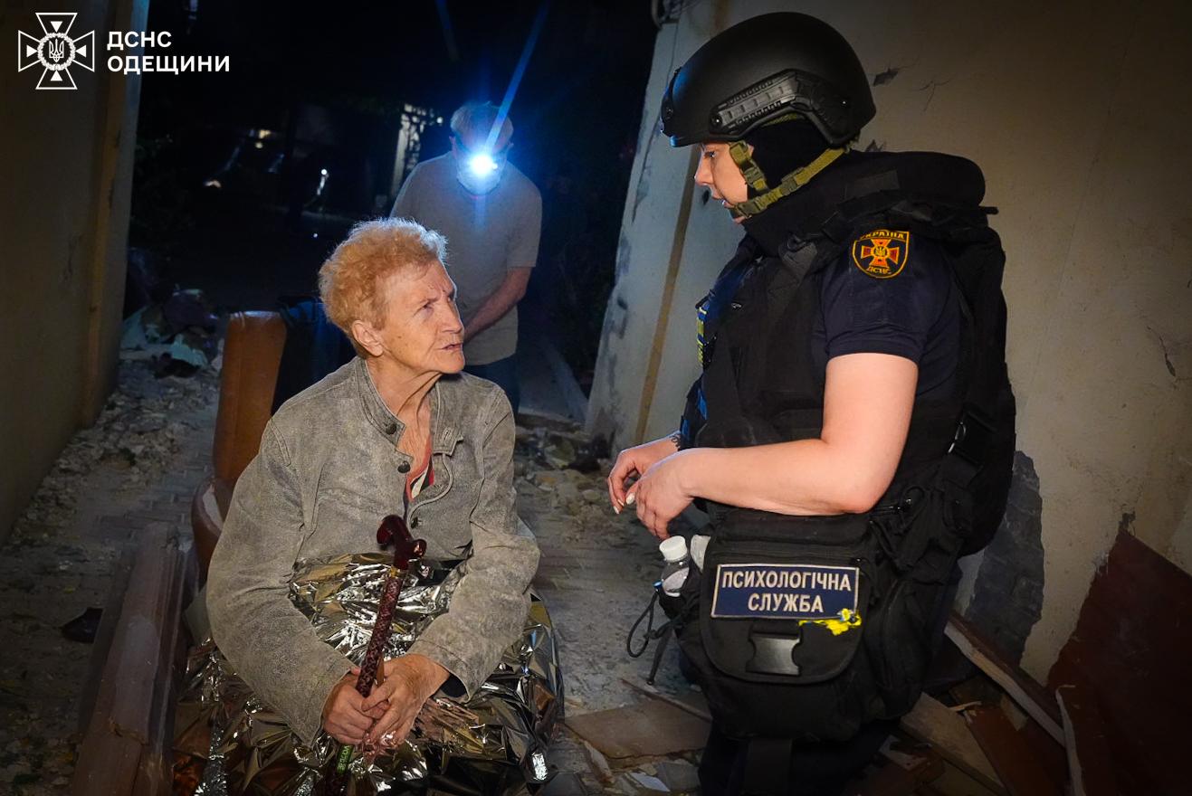 Рятувальники показали ліквідацію наслідків російської атаки по Одесі (фото, відео)