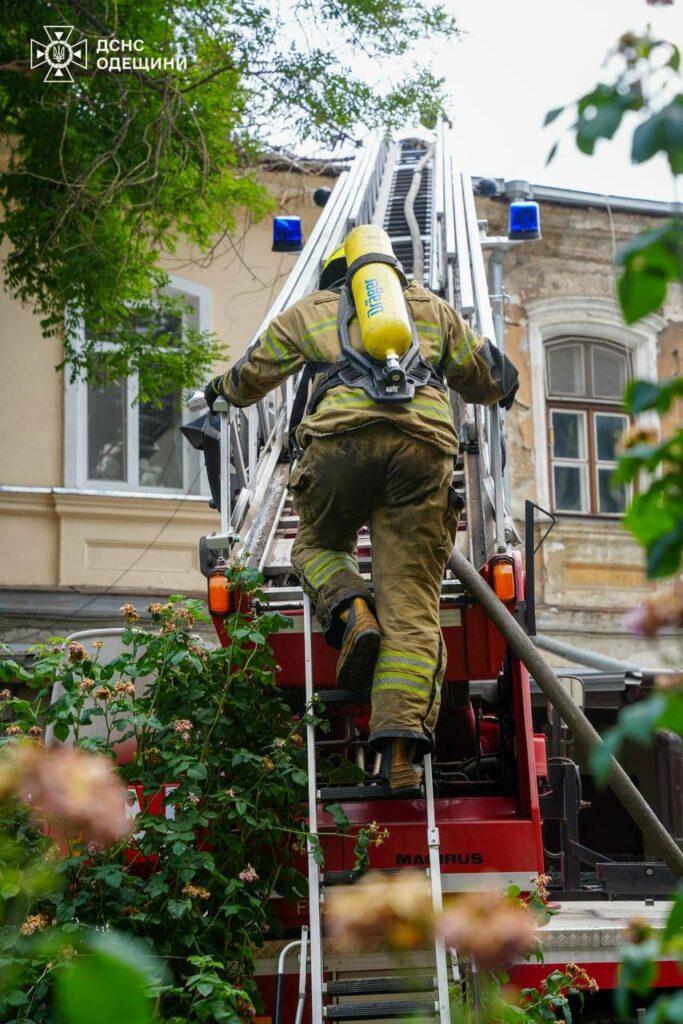 В Одесі гасили пожежу в житловому будинку: врятовано літню жінку та евакуйовано 5 людей