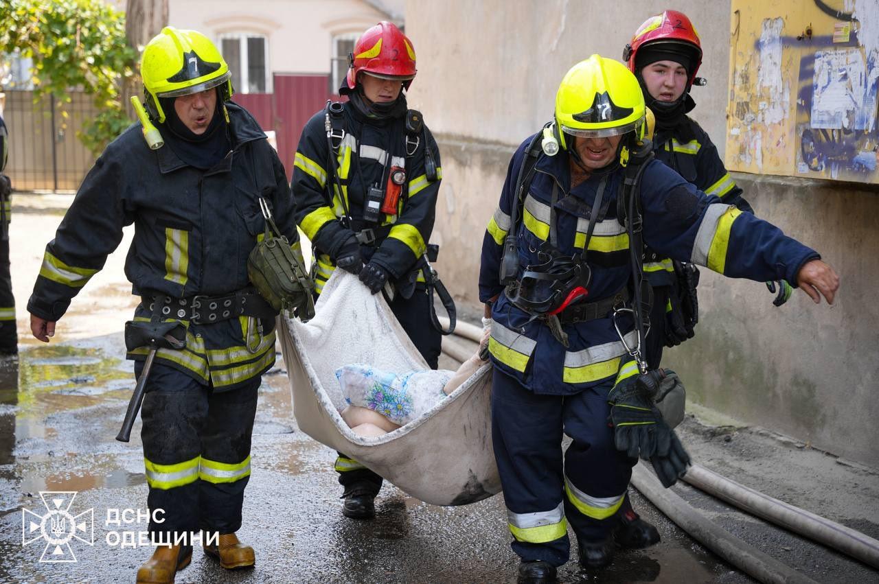 В Одесі гасили пожежу в житловому будинку: врятовано літню жінку та евакуйовано 5 людей