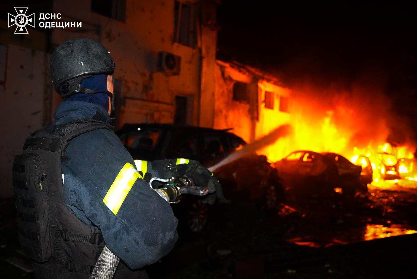 Рятувальники показали ліквідацію наслідків російської атаки по Одесі (фото, відео)