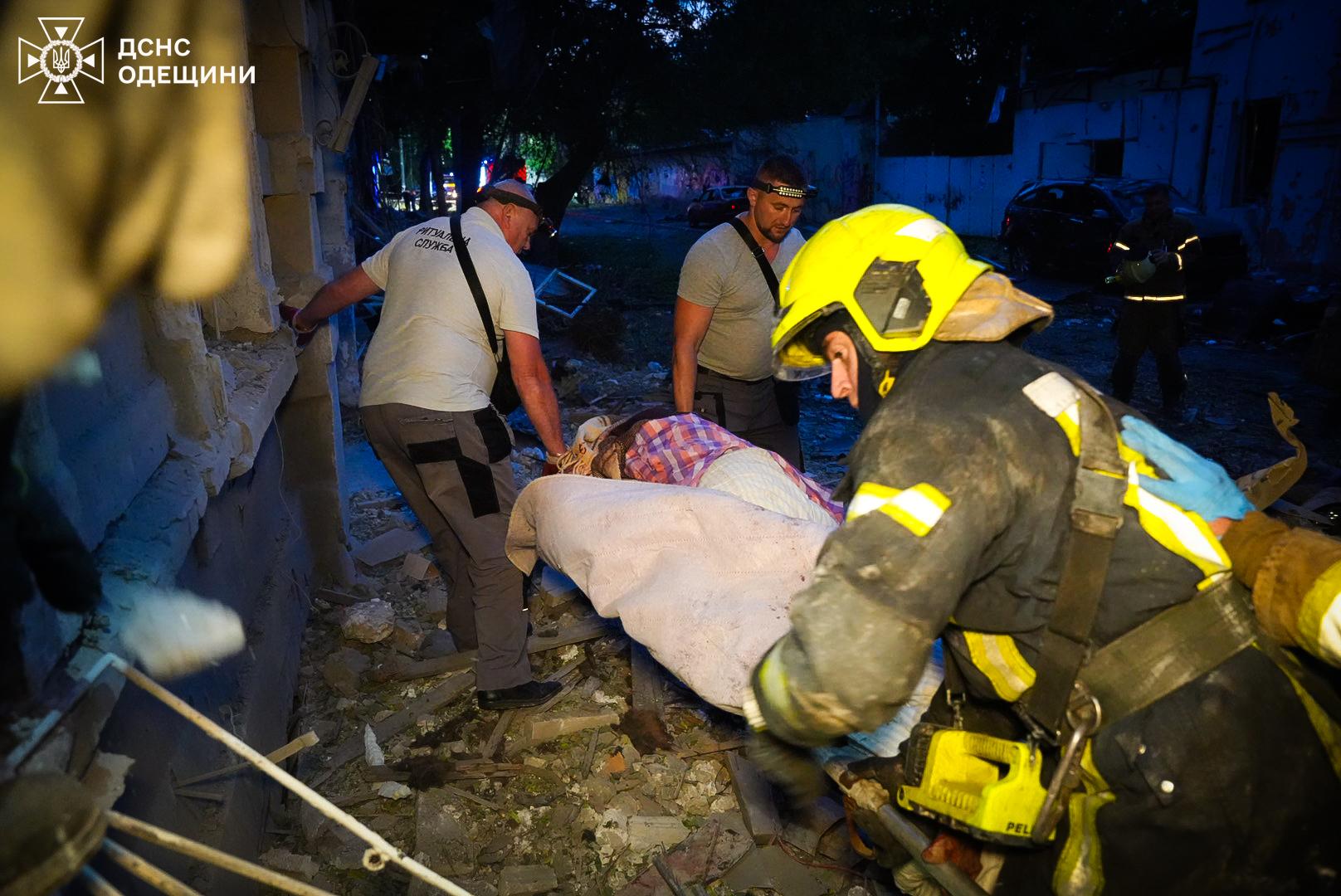 Рятувальники показали ліквідацію наслідків російської атаки по Одесі (фото, відео)