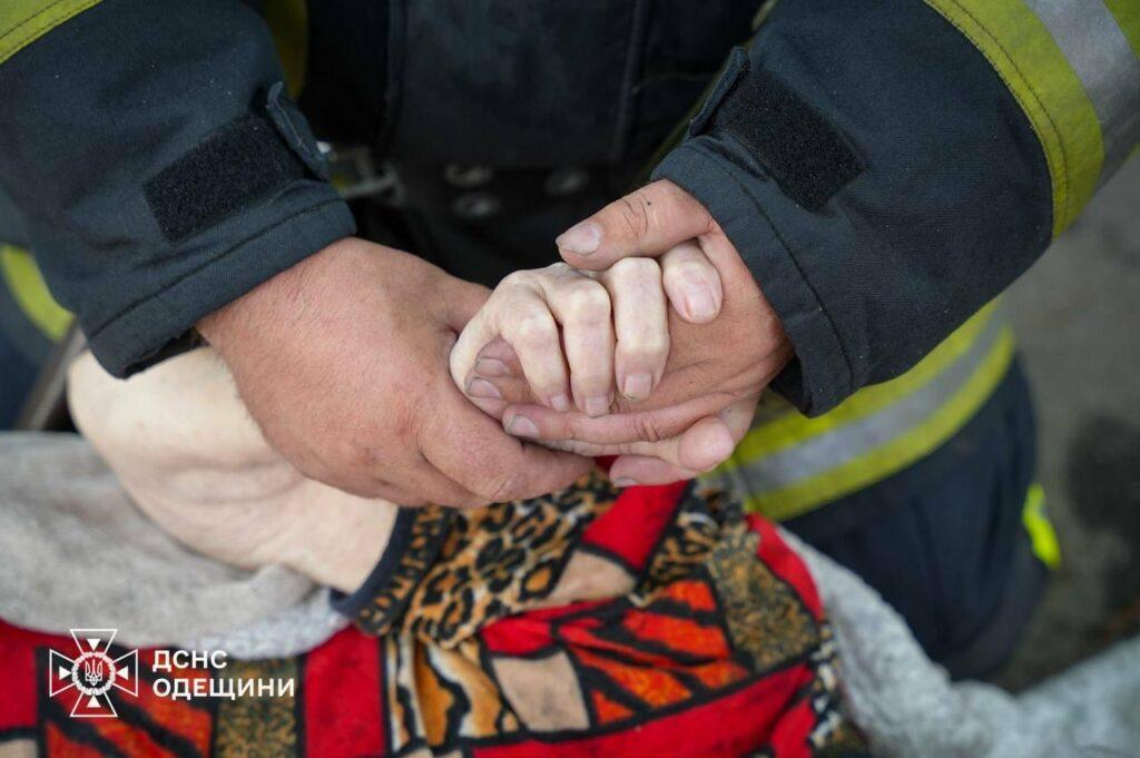 В Одесі гасили пожежу в житловому будинку: врятовано літню жінку та евакуйовано 5 людей
