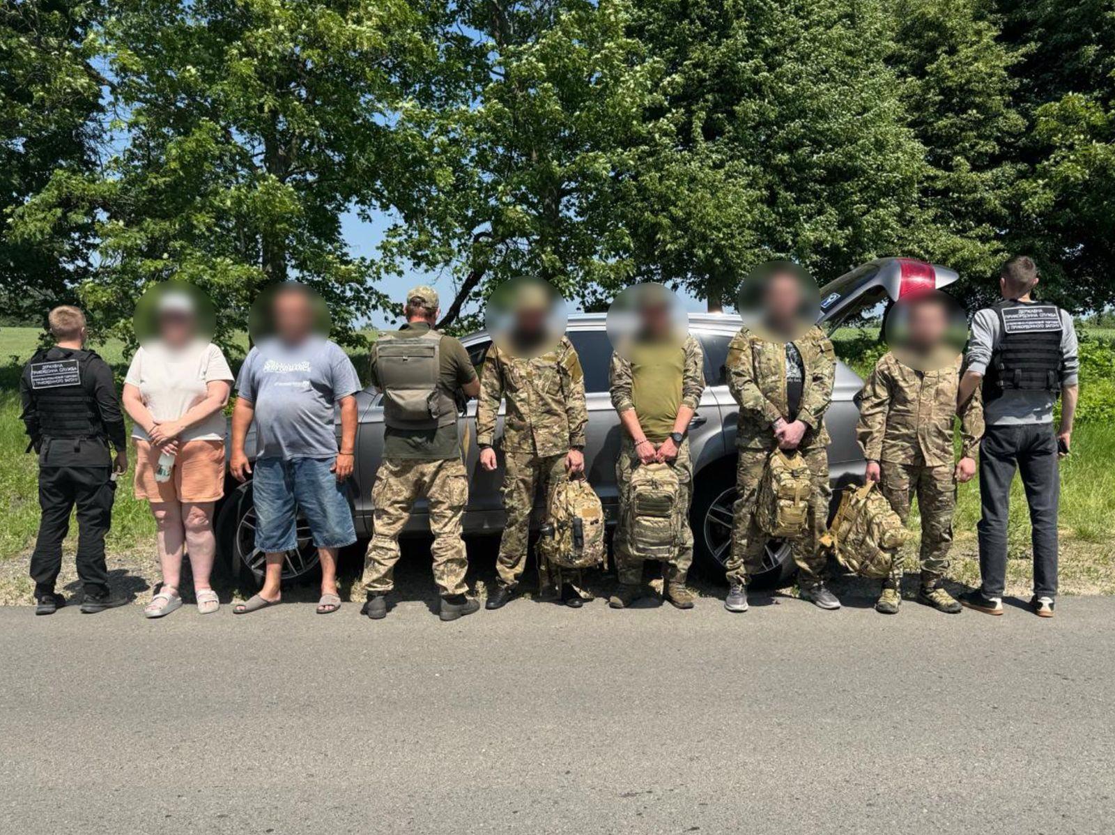 В Одесской области «липовые» военные пыталась бежать за границу (фото) В Одесской области «липовые» военные пыталась бежать за границу (фото)