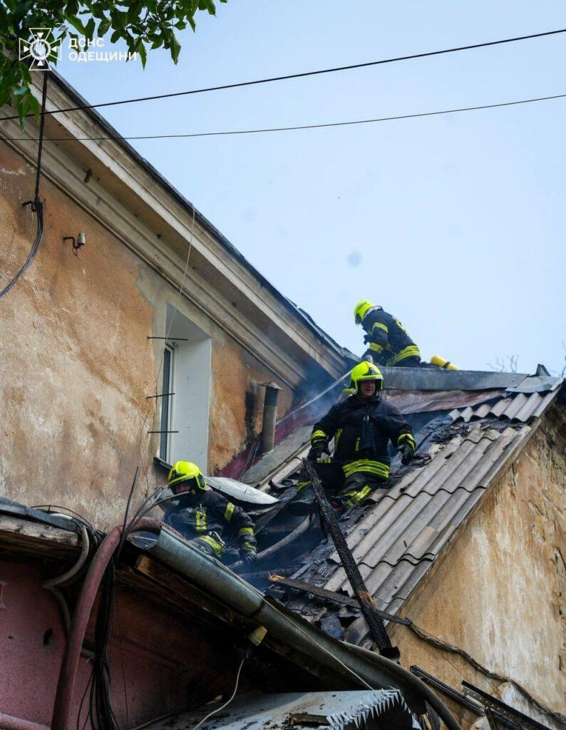 В Одесі гасили пожежу в житловому будинку: врятовано літню жінку та евакуйовано 5 людей