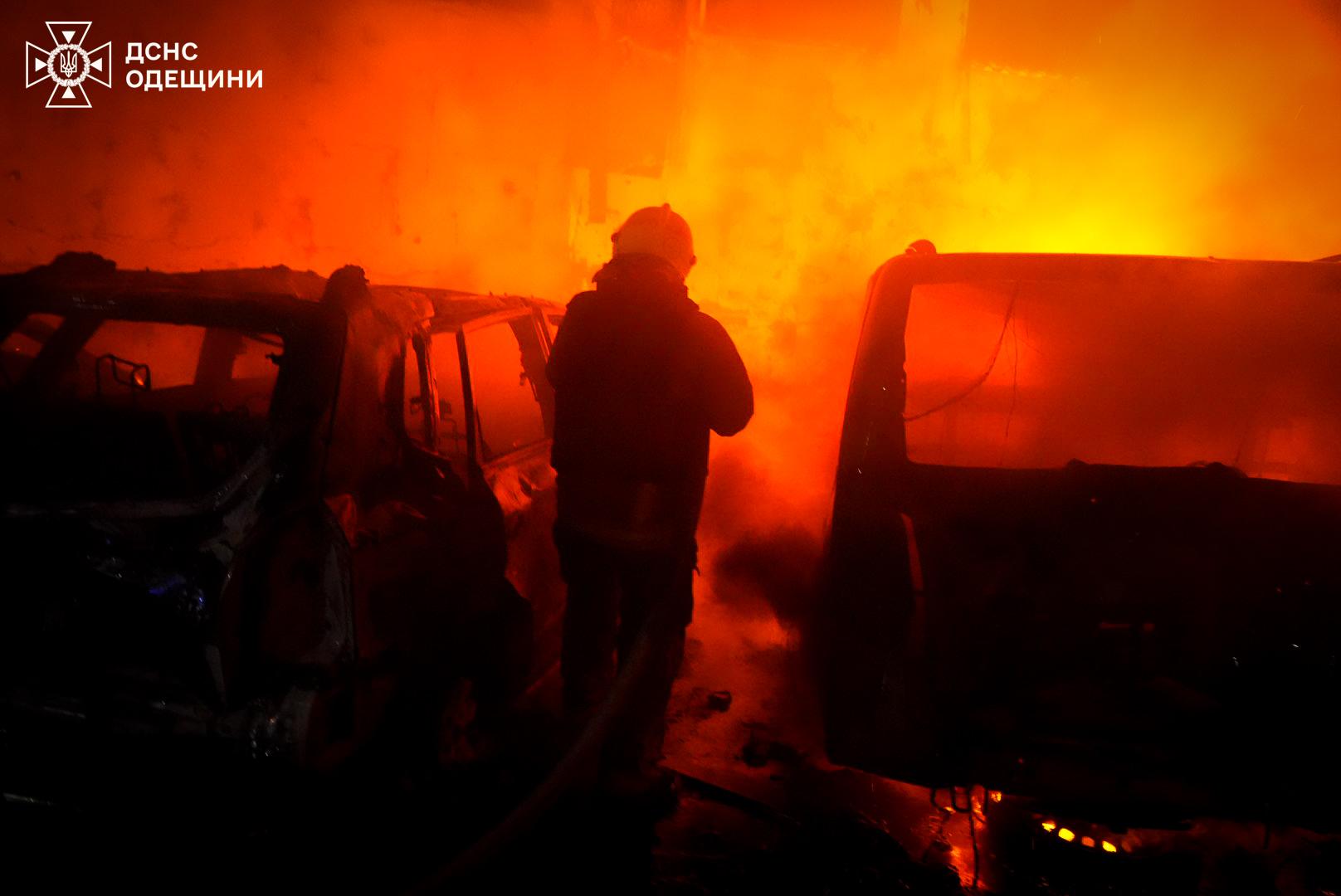 Рятувальники показали ліквідацію наслідків російської атаки по Одесі (фото, відео)
