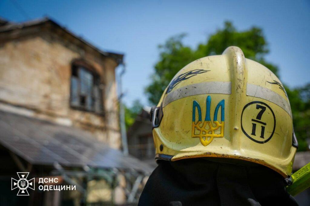 В Одесі гасили пожежу в житловому будинку: врятовано літню жінку та евакуйовано 5 людей
