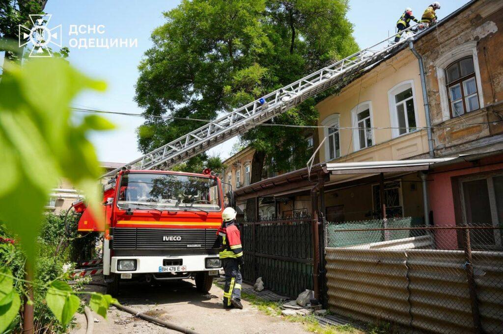 В Одесі гасили пожежу в житловому будинку: врятовано літню жінку та евакуйовано 5 людей