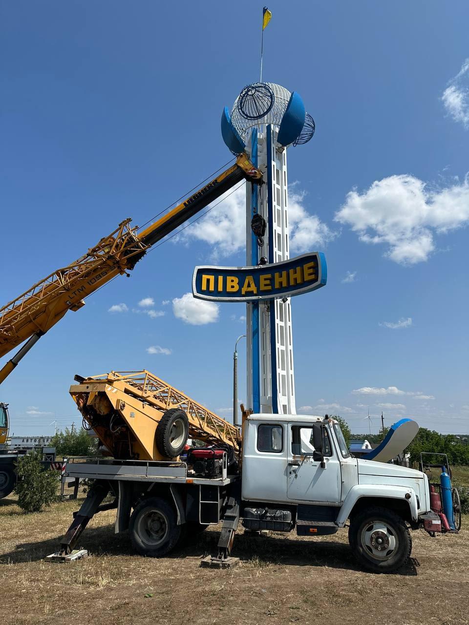 Завершується реконструкція нового в’їзного знаку міста Південне (фото) Завершується реконструкція нового в’їзного знаку міста Південне (фото)